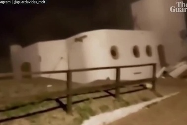 Khoảnh khắc nhà hai tầng đổ sập xuống biển