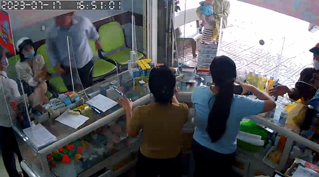 Mâu thuẫn vì chỗ đỗ ô tô, bác sĩ bị hàng xóm đánh tại phòng khám - 2 Mâu thuẫn vì chỗ đỗ ô tô, bác sĩ bị hàng xóm đánh tại phòng khám - 2