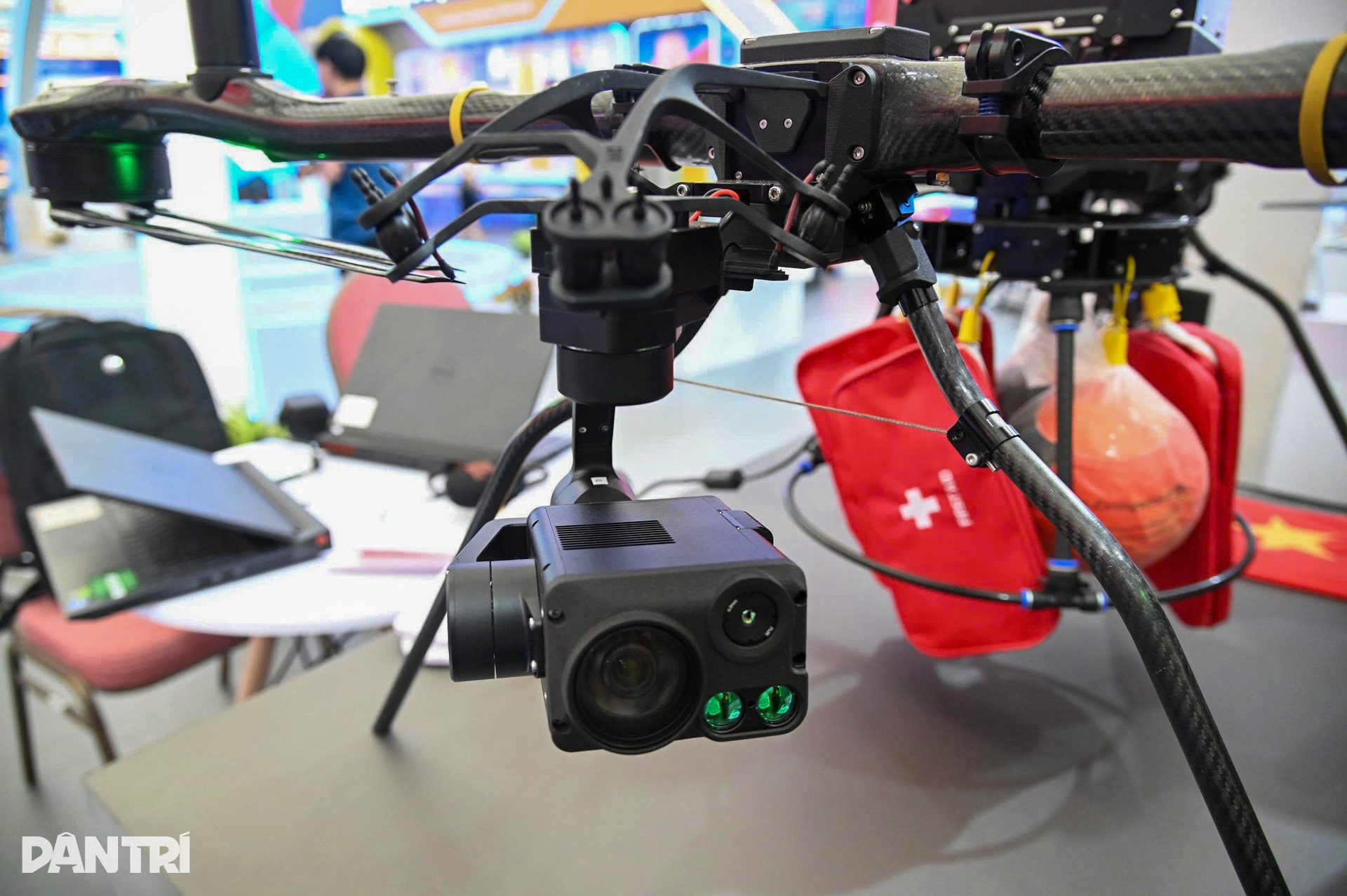 Đa dạng các loại drone công nghệ cao tại triển lãm 80 năm - 2 Đa dạng các loại drone công nghệ cao tại triển lãm 80 năm - 2