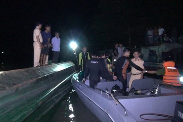 Sà lan chở gạch lật úp, 3 mẹ con chết thương tâm