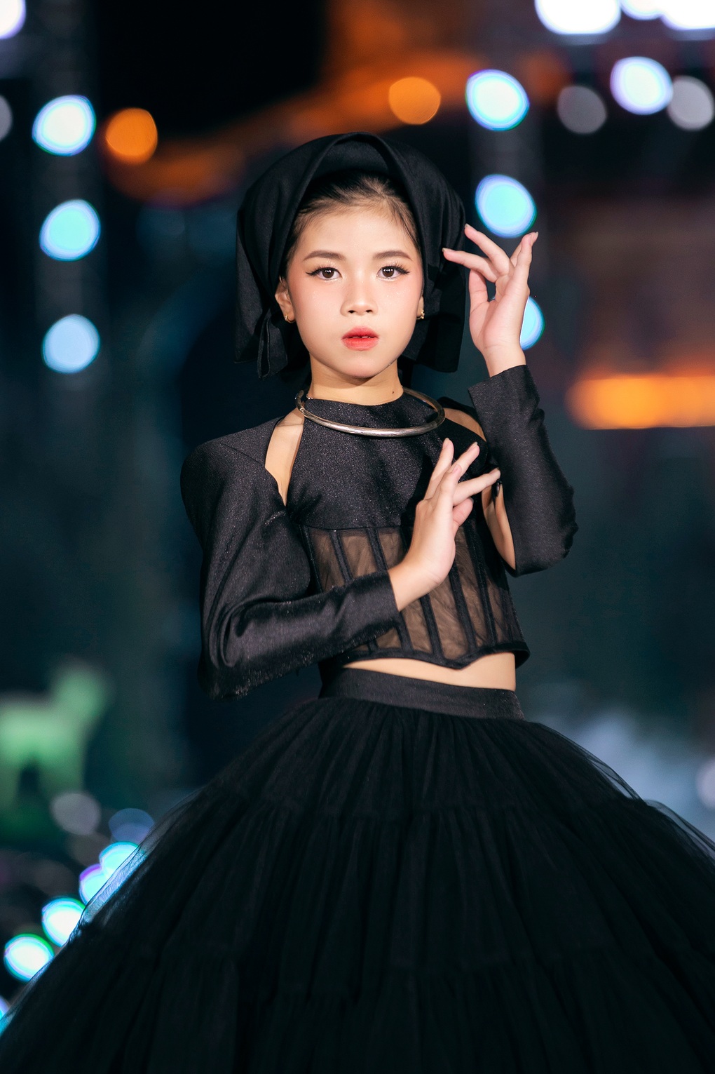 Mẫu nhí Linh Đan cá tính với trang phục đậm chất văn hóa dân gian - 2 Mẫu nhí Linh Đan cá tính với trang phục đậm chất văn hóa dân gian - 2