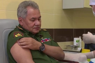 Bộ trưởng Quốc phòng Nga tiêm vắc xin ngừa Covid-19