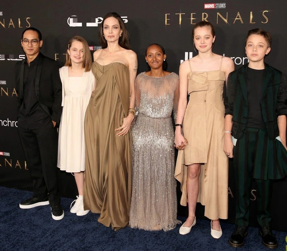Zahara mặc lại váy hàng hiệu của mẹ Angelina Jolie - 1 Zahara mặc lại váy hàng hiệu của mẹ Angelina Jolie - 1