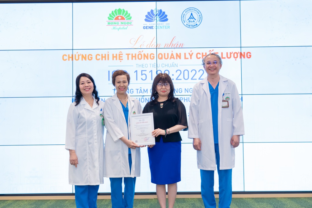Генетический центр Хонг Нгок получил сертификат ISO 15189:2022 - 1 Trung tâm Gen Hồng Ngọc nhận chứng chỉ ISO 15189:2022 - 1