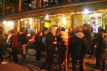 Khách quốc tế háo hức đón giao thừa tại Phố Tây Huế