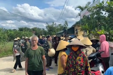 Lo con bị tai nạn khi đi học, gần 100 phụ huynh chưa cho con tới trường