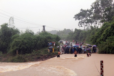 Huy động “siêu” thợ lặn tìm kiếm 5 người bị cuốn trôi cùng ô tô