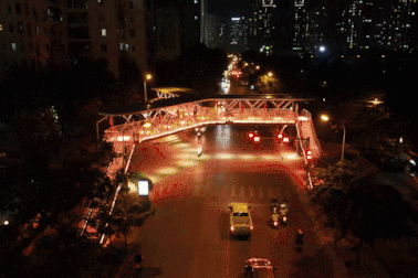 Dàn đèn led đổi màu lạ mắt trên cây cầu vượt bộ thiết kế độc nhất Hà Nội