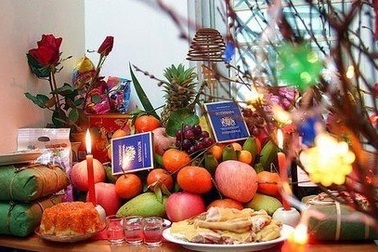 Người Việt cầm iPhone, iPad... đọc bài cúng Tết