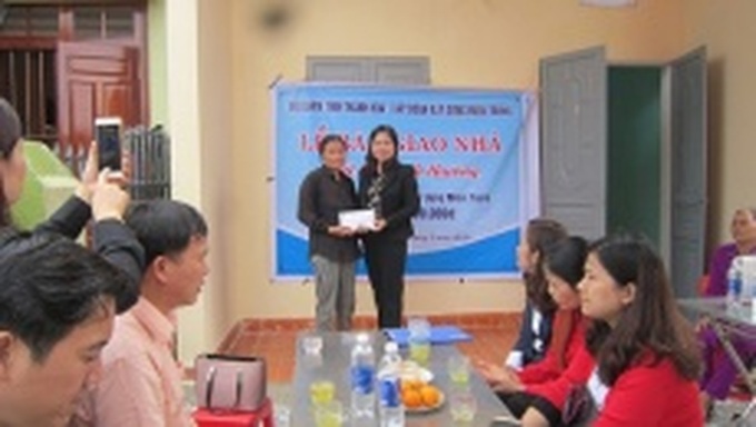 Trao nhà “Mái ấm tình thương” cho phụ nữ nghèo 