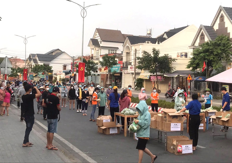 Nhịp sống ngày Tết trong khu phong tỏa ở Bình Dương - 12