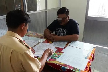 Liều mạng phóng xe máy buông cả 2 tay khi đang chở... vợ và con nhỏ!