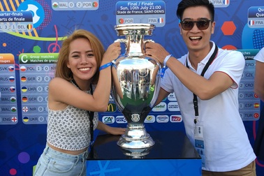 Slim V đưa người yêu đi xem chung kết Euro tại Pháp