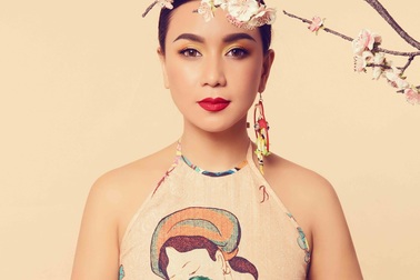 Nữ hoàng ảnh lịch Y Phụng đài các với váy yếm cách điệu