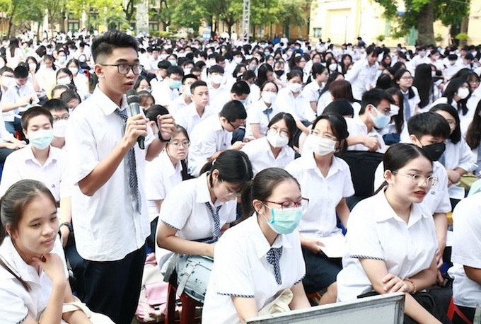 Các em học sinh trao đổi với Diễn giả về định hướng nghề nghiệp trong tương lai.
