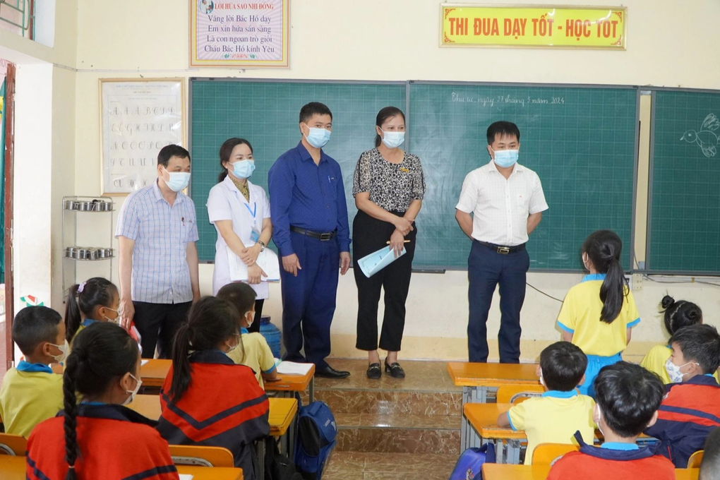 13 trẻ cùng huyện mắc bệnh sởi, 100% học sinh phải đeo khẩu trang - 2 13 trẻ cùng huyện mắc bệnh sởi, 100% học sinh phải đeo khẩu trang - 2