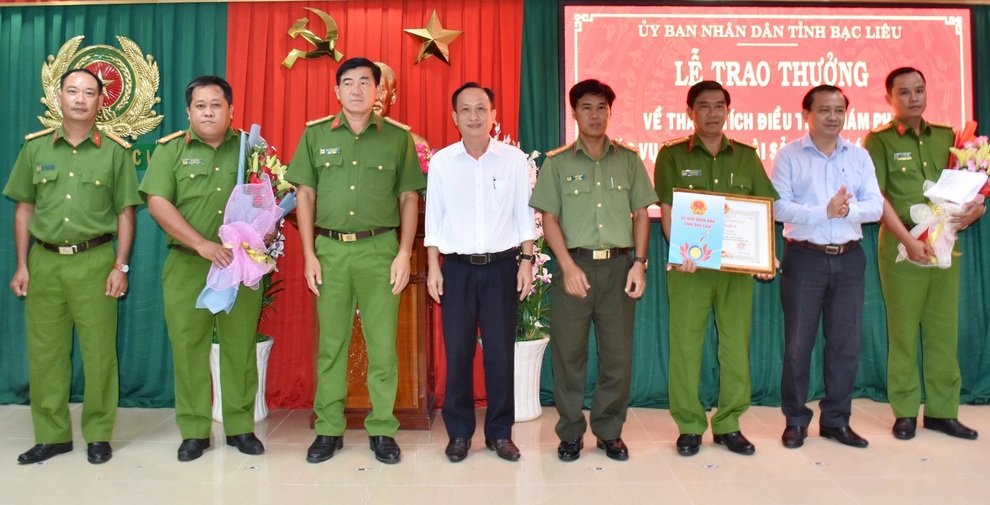 Thưởng nóng 100 triệu đồng vụ bắt trộm tài sản tại các dự án điện gió - 1 Thưởng nóng 100 triệu đồng vụ bắt trộm tài sản tại các dự án điện gió - 1