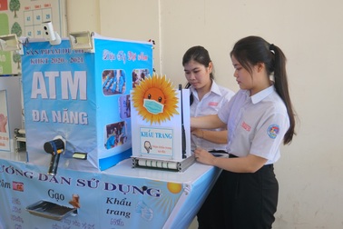 Quảng Ngãi: Nữ sinh lớp 12 chế tạo "ATM 4 trong 1" phòng dịch Covid-19