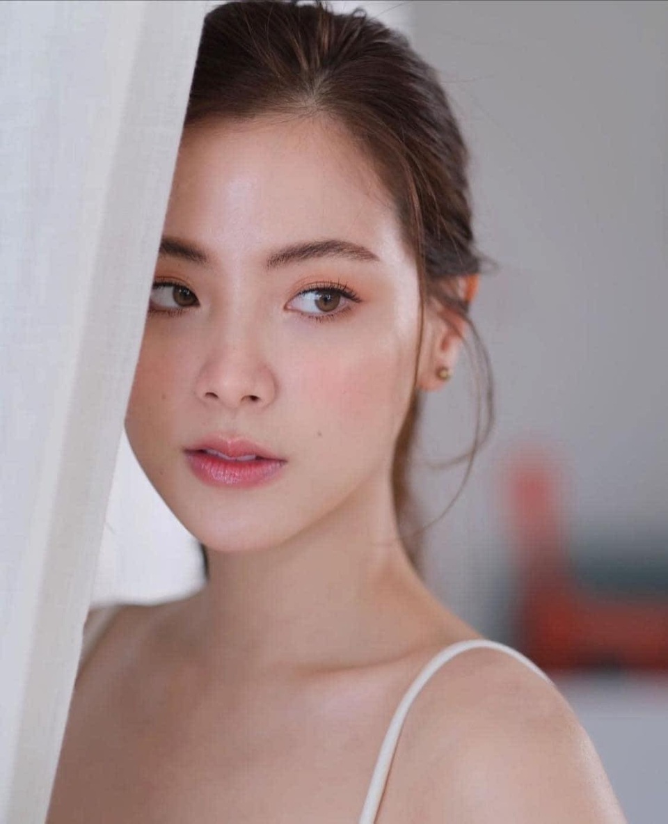 Tấm lưng trần hoàn hảo của mỹ nhân Chiếc lá cuốn bay - 7 Tấm lưng trần hoàn hảo của mỹ nhân Chiếc lá cuốn bay - 7