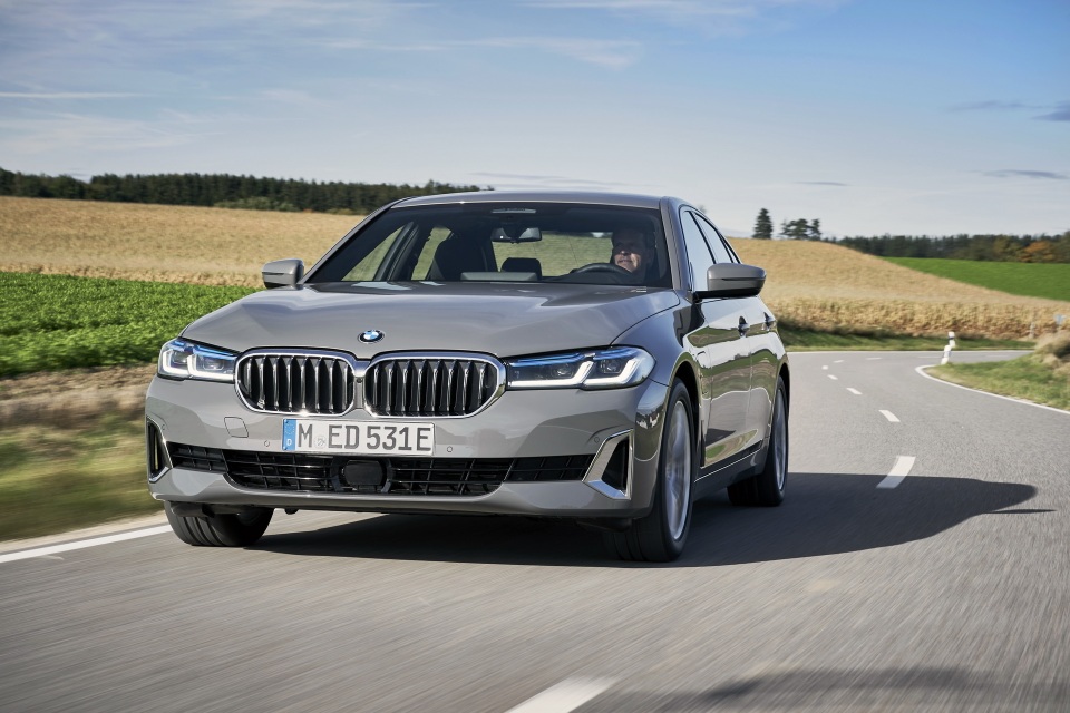 BMW bổ sung phiên bản hybrid sạc điện cho dòng 3 và 5 series - 5 BMW bổ sung phiên bản hybrid sạc điện cho dòng 3 và 5 series - 5