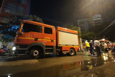 Cháy kho hàng ở TPHCM, người dân phá cửa đưa ô tô ra ngoài