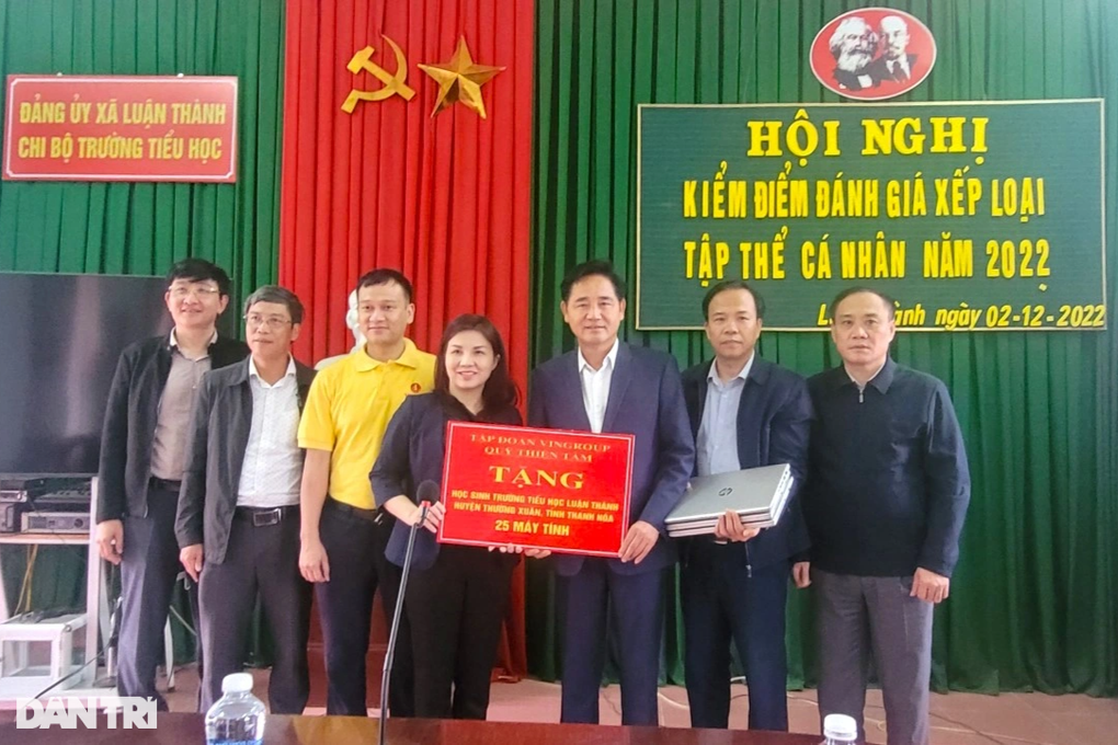 Nhiều phần quà ý nghĩa của Đảng ủy Bộ LĐ-TBXH đến học sinh khó khăn - 3 Nhiều phần quà ý nghĩa của Đảng ủy Bộ LĐ-TBXH đến học sinh khó khăn - 3
