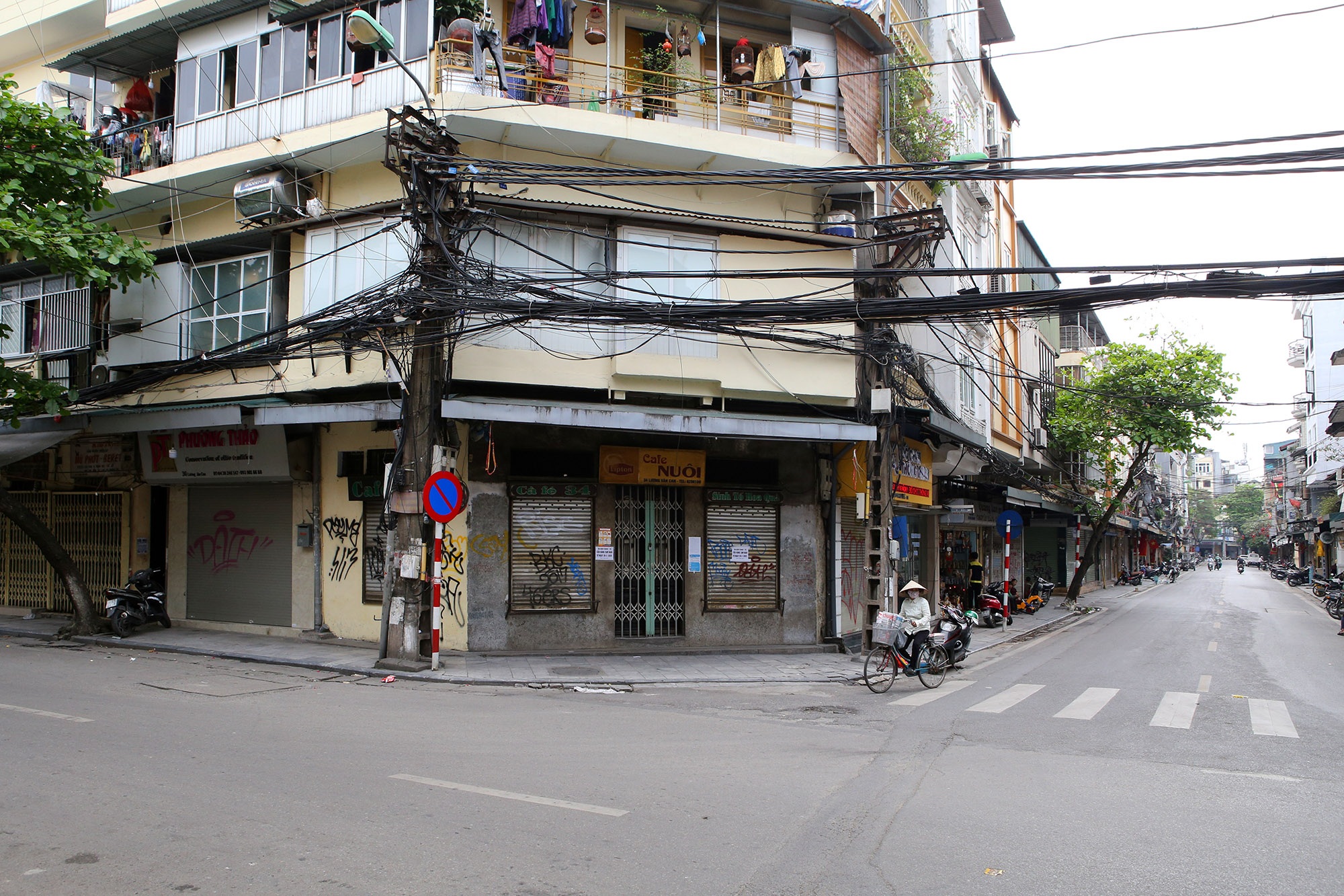 Phố vắng như Tết trong ngày đầu tạm dừng kinh doanh để phòng dịch Covid-19 - 10 Phố vắng như Tết trong ngày đầu tạm dừng kinh doanh để phòng dịch Covid-19 - 10