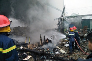 Hàng chục lính cứu hoả dập đám cháy tại vựa phế liệu