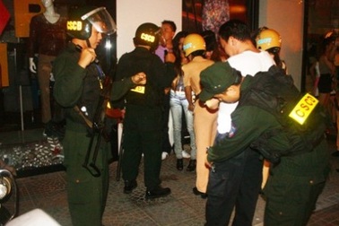 Bắt 2 người nước ngoài cướp giật trên phố