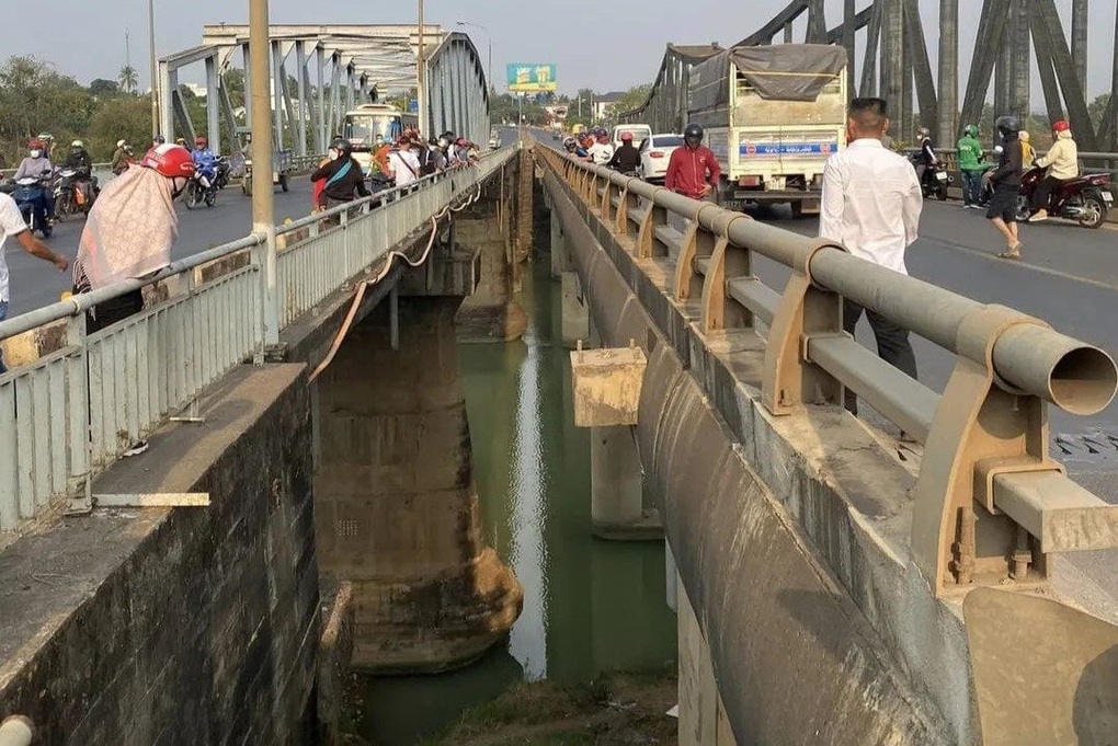 Nam thanh niên nhảy cầu trước ngày đi chấp hành án - 1 Nam thanh niên nhảy cầu trước ngày đi chấp hành án - 1