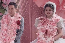 Cặp đôi được tặng tiền "trĩu cổ" trong ngày cưới gây xôn xao