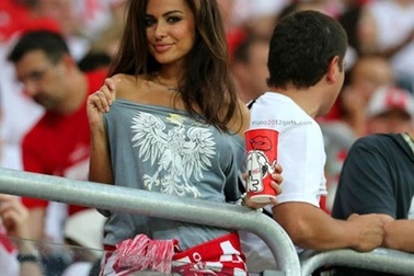 Say đắm miền gái đẹp trên khán đài EURO