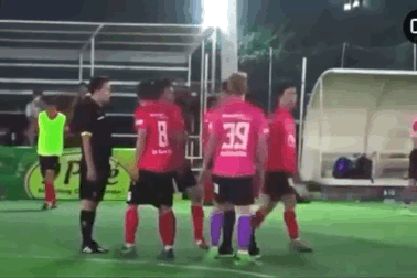 Trách nhiệm của giám đốc hành hung trọng tài trên sân bóng