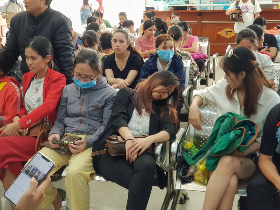 Đà Nẵng: Người dân chen chân ở bến xe mua vé về quê ăn Tết - 2 Đà Nẵng: Người dân chen chân ở bến xe mua vé về quê ăn Tết - 2