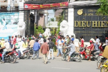 Nữ “đại gia” Diệu Hiền lại bị kiện vì nợ tiền quảng cáo