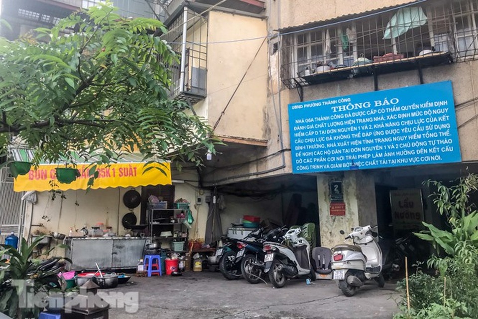 Cận cảnh các chung cư trước nguy cơ đổ sập bất cứ lúc nào ở Hà Nội - 14 Cận cảnh các chung cư trước nguy cơ đổ sập bất cứ lúc nào ở Hà Nội - 14