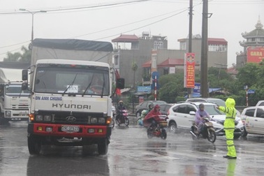 Công an Hà Nội nói về nguyên nhân giao thông “tê liệt” trong mưa ngập