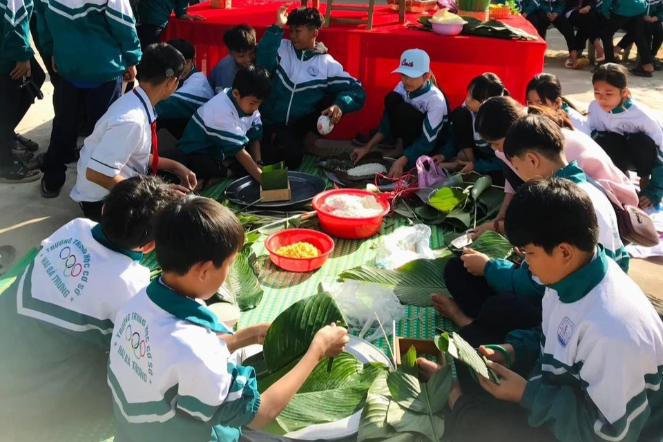 Kon-Tum_thay-tro-goi-banh-chung_Anh-Son.jpeg Kon-Tum_thay-tro-goi-banh-chung_Anh-Son.jpeg