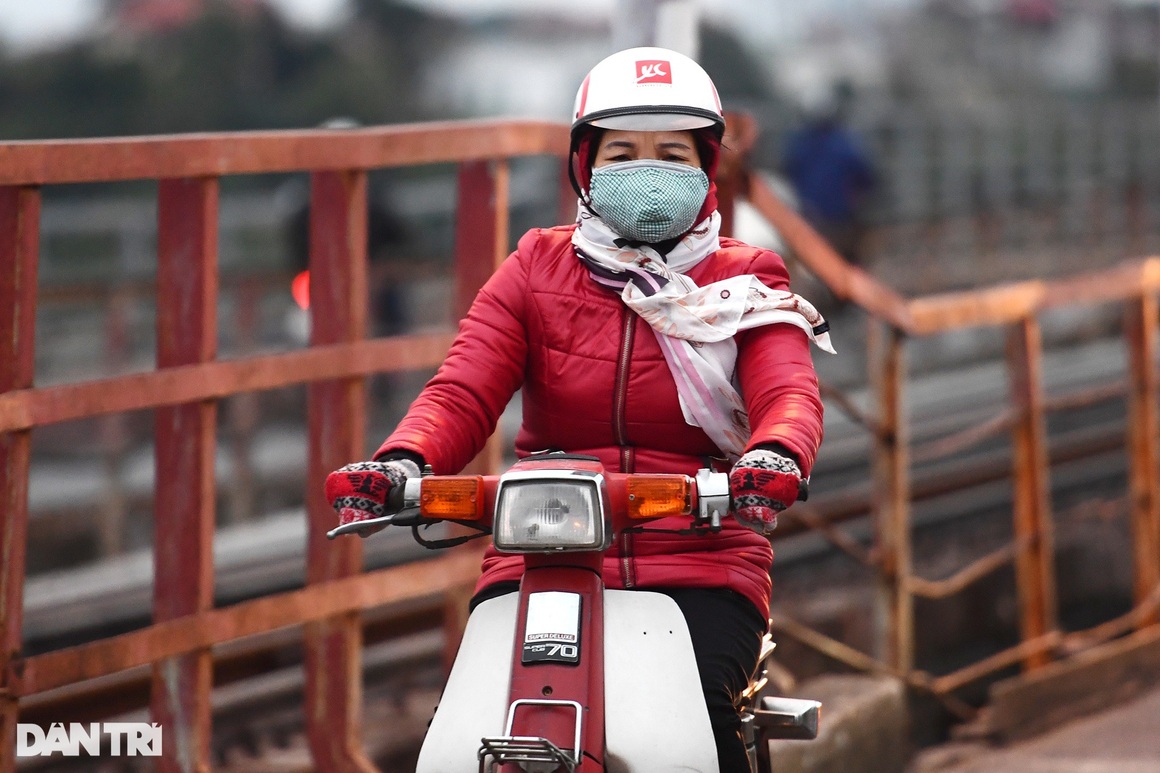 Hà Nội rét đậm, người dân co ro đốt lửa sưởi ấm trên đường phố - 13 Hà Nội rét đậm, người dân co ro đốt lửa sưởi ấm trên đường phố - 13