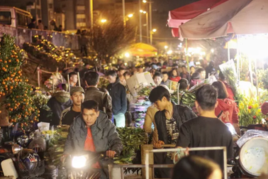 Người lao động trắng đêm mưu sinh ở chợ hoa Quảng Bá những ngày cận Tết