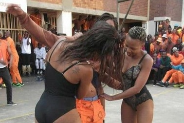 Tù nhân Nam Phi nhảy múa với vũ nữ thoát y gây xôn xao