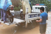 CSGT dùng xe chuyên dụng giúp dân qua đoạn đường ngập sâu