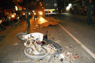 Va chạm với container, 2 người thương vong