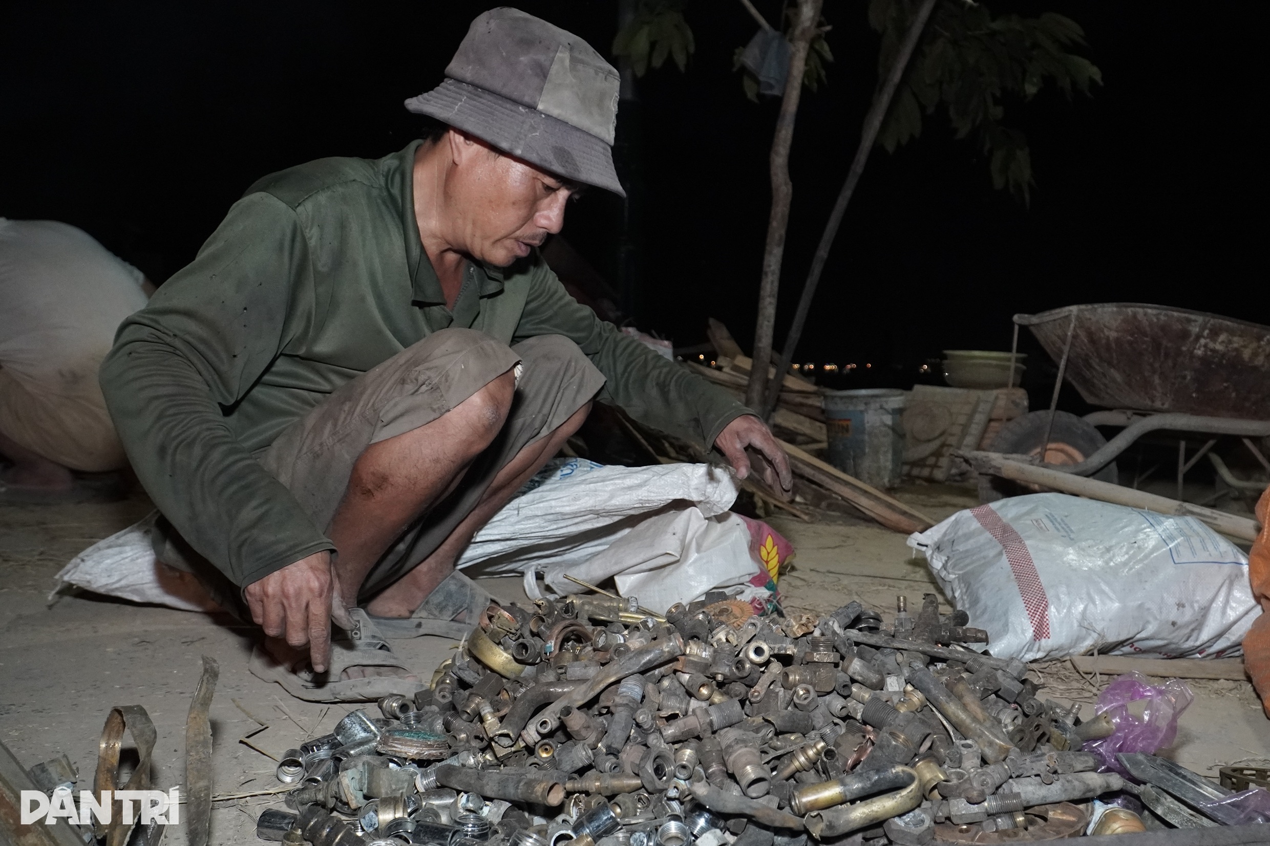 Praca całą noc, pocenie się i płacz, żeby zarobić 1 milion dongów - 2 Nghề thâu đêm đỏ lửa, đổ mồ hôi, sôi nước mắt kiếm 1 triệu đồng - 2