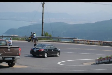 Dừng xe giữa góc cua tay áo trên đường đèo để... chờ khách đứng chụp ảnh