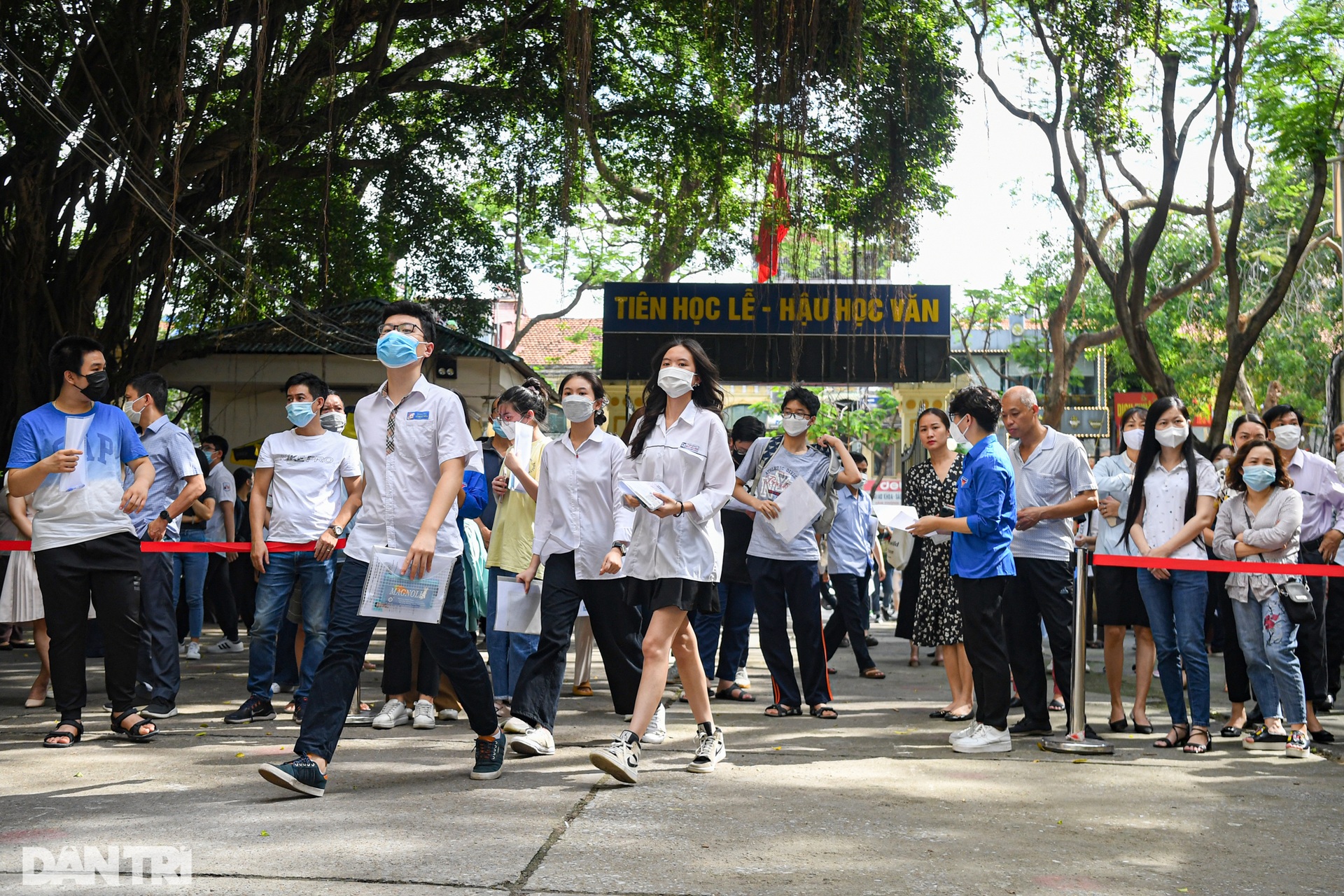 Thí sinh Hà Nội đội nắng tới các điểm thi hoàn thành thủ tục dự thi vào 10 - 1 Thí sinh Hà Nội đội nắng tới các điểm thi hoàn thành thủ tục dự thi vào 10 - 1