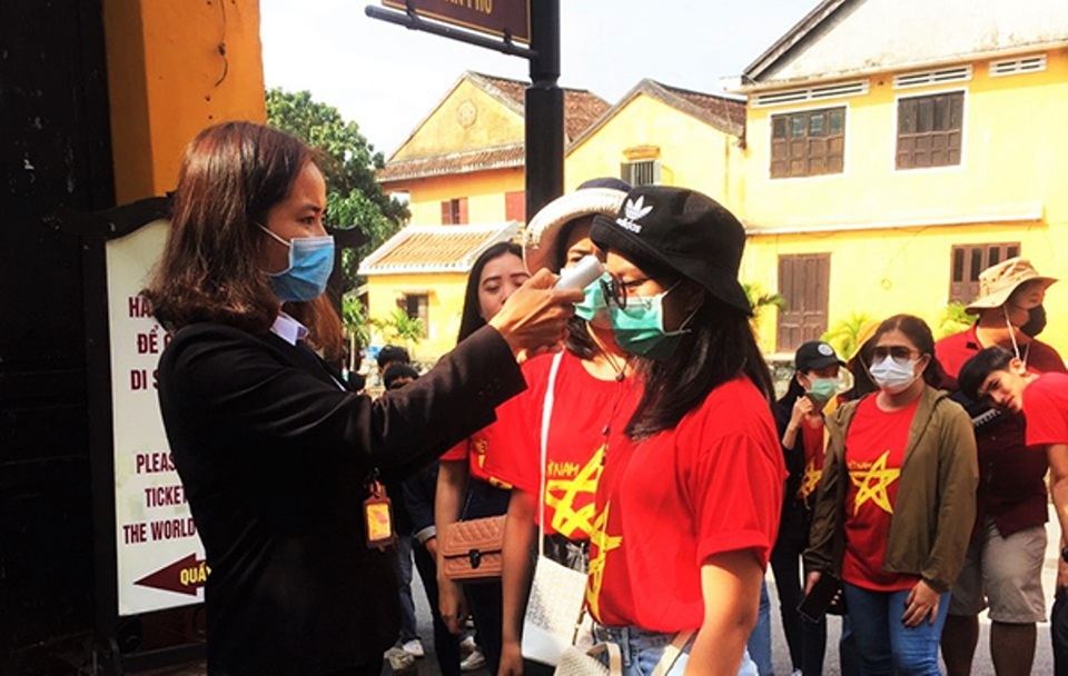 Hội An thắt chặt phòng ngừa dịch bệnh, du khách vẫn tấp nập tham quan - 4 Hội An thắt chặt phòng ngừa dịch bệnh, du khách vẫn tấp nập tham quan - 4