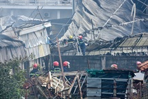 Bên trong nhà xưởng nệm mút cháy lớn tại Bình Dương