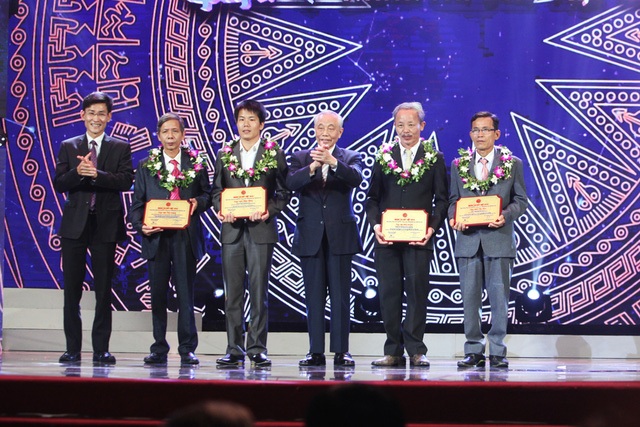 Nhân tài Đất Việt 2016: Nhà sáng chế của làng quê nhận giải Khuyến tài