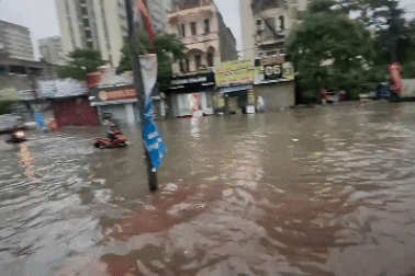 Ám ảnh cảnh dắt xe lội nước, đội mưa, dân công sở Hà Nội nghỉ làm hàng loạt